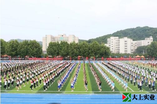 200名學(xué)生齊聚操場跳舞場面