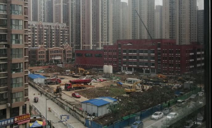 10天時間，一座學(xué)校塑膠跑道，建設(shè)完成