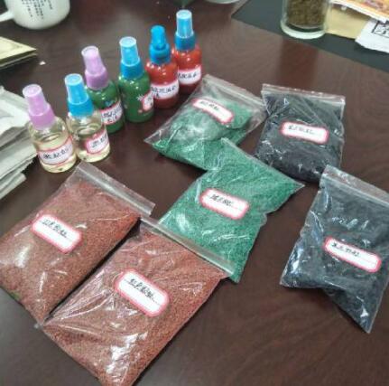 塑膠跑道原材料進行現(xiàn)場取樣，取樣檢測材料分別是：黑色顆粒，紅色顆粒，綠色顆粒，紅色面漆，綠色面漆，膠水。