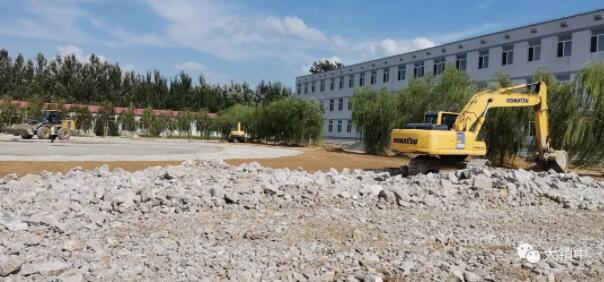 基層砂墊鋪平，操場西側(cè)籃球場建設(shè)